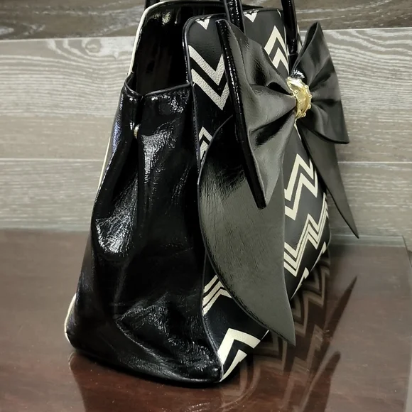 Betsey Johnson Extra large big bow limited edition hand bag white black floral
